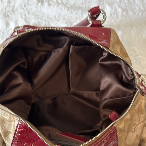 Coach Ashley Signature bag 
1 call out discoloration back of shoulder strap - Picture 9 of 11